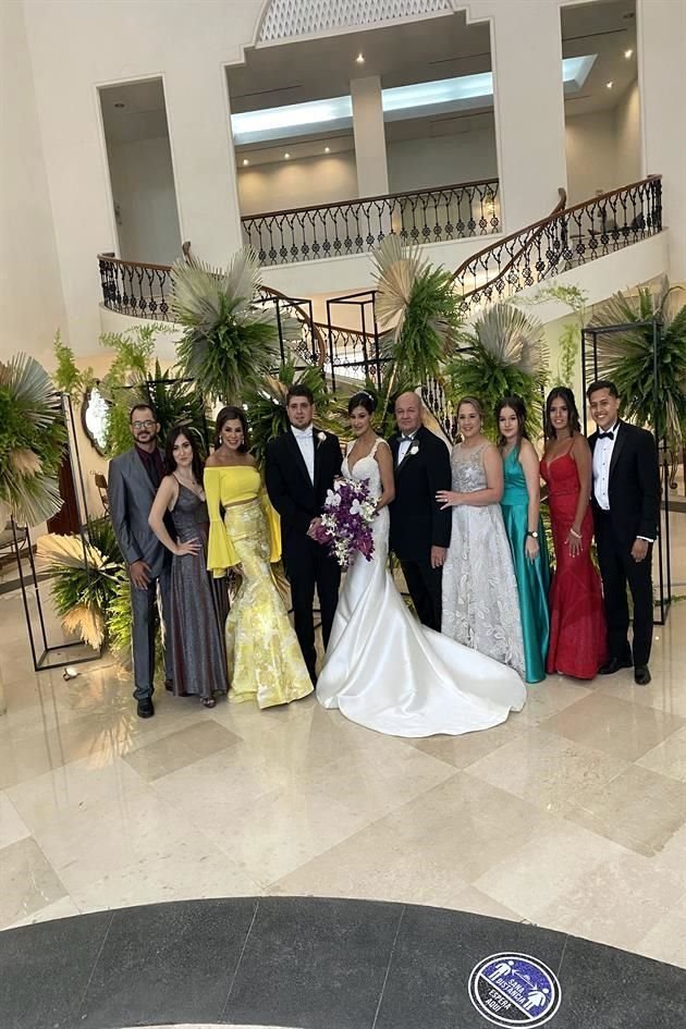 Julio Adrián Tanguma, Perla Rios, Paola Tanguma, Daniel Martínez Charur, Tony Tanguma, Nancy Cantú, Jimena Tanguma, Karina Cantú y Jonathan Rivas