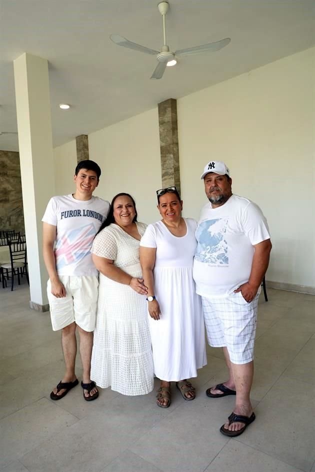 Ángel Flores, Erika Flores, Kukis Rodríguez y Juan Flores