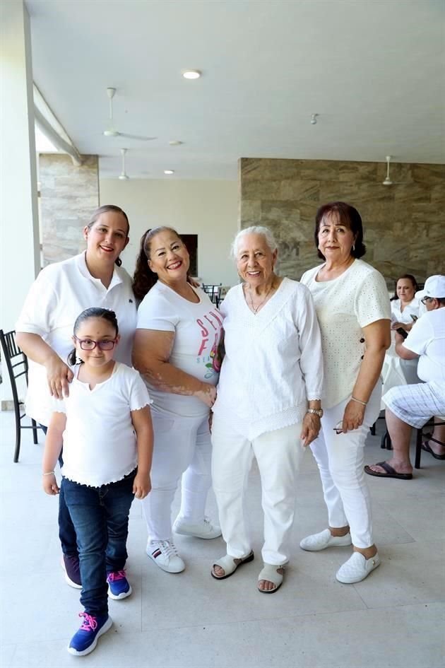 Ivonne Lugo, Betty Elizondo, Felipa Ávila y Priscy Elizondo y Gabriela Garay