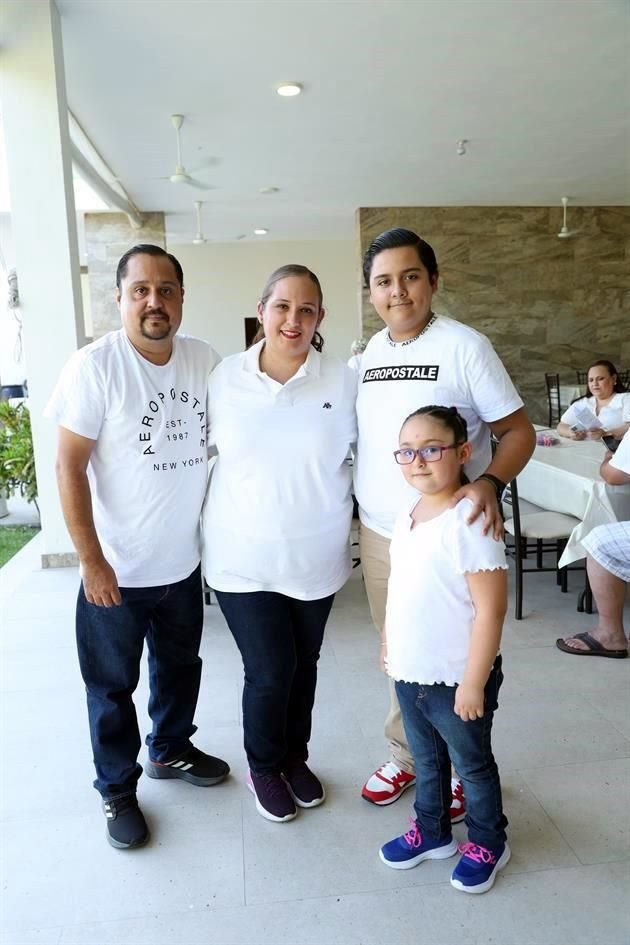 Luis Garay, Ivonne Lugo, Luis Ricardo Garay y Gabriela Garay