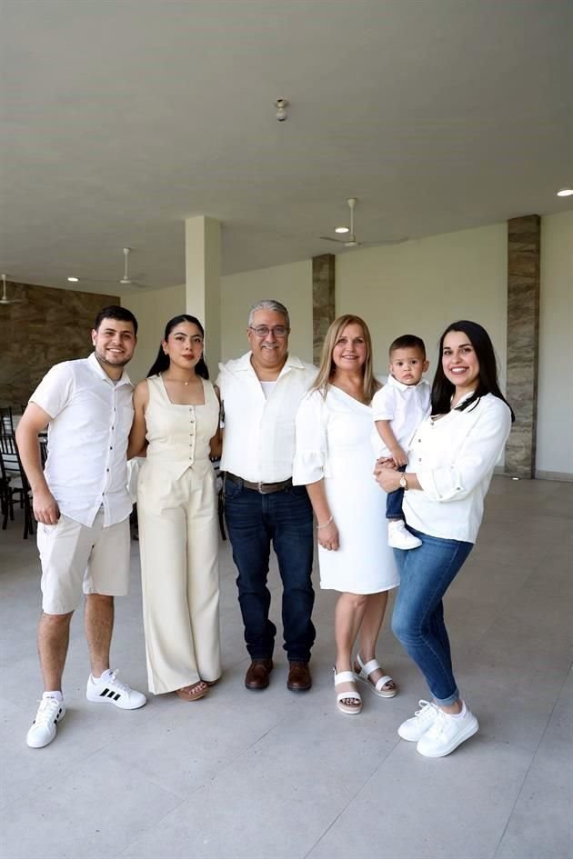 Jesús Daniel Flores, Jazmín Paredes, José Luis Flores, Susana Guajardo, José Ramón Flores y Janeth Flores