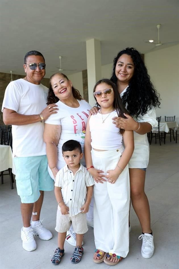 Jorge Villanueva, Betty Elizondo, Grecia Vázquez, Lizeth Villanueva y Víctor Vázquez