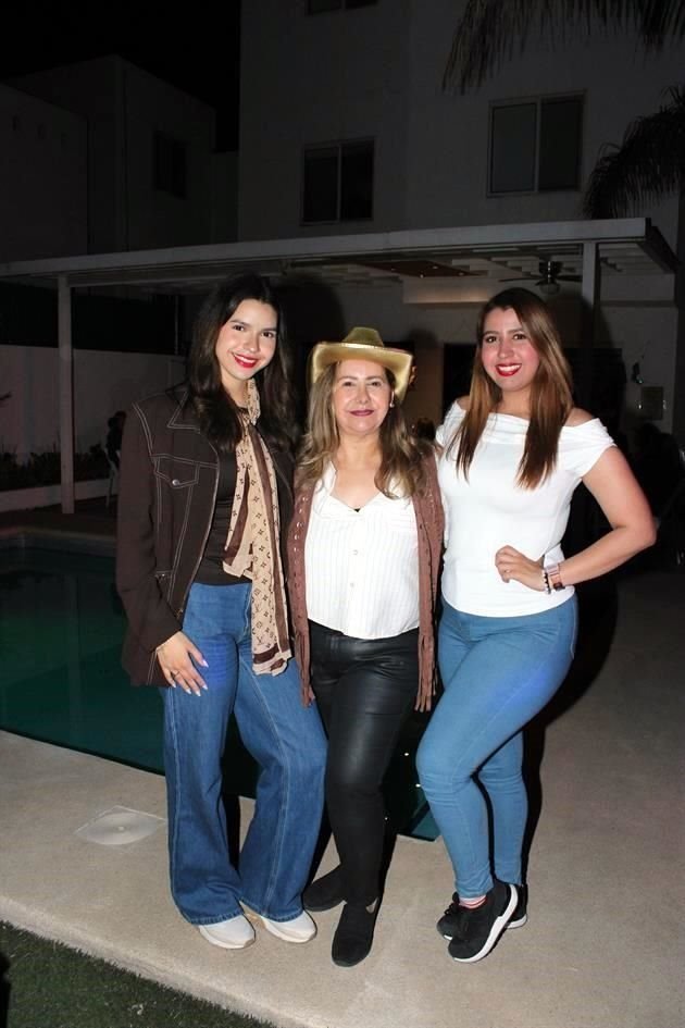 Fátima Garza, Italia Flores y Marina Garza