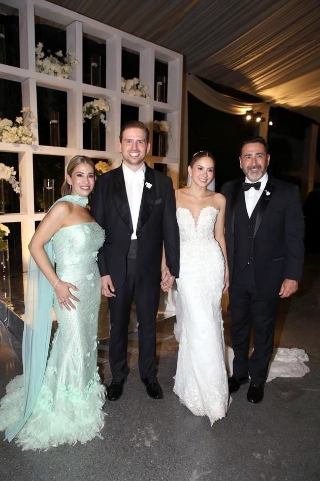 Idalia Dávila de Doria, José Luis Doria, Karla Leal Perales y José Luis Doria
