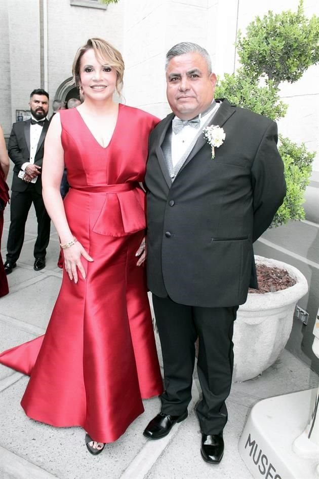 Eugenia Montalvo Rivera y Andrés Valadez Garza, papás novia