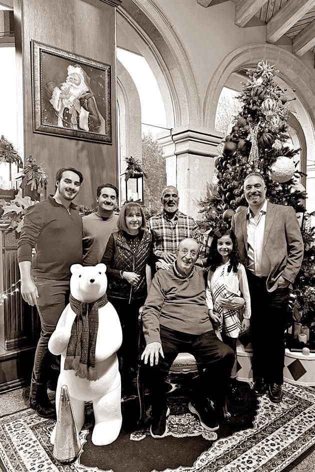 CON SU FAMILIA. Lydia Elizondo de Llaguno, sus hijos Bernardo Alejandro, Enrique Javier Llaguno Elizondo, y sus nietos Luis Enrique y Alejandro Llaguno Yeverino y Luciana Llaguno Garza