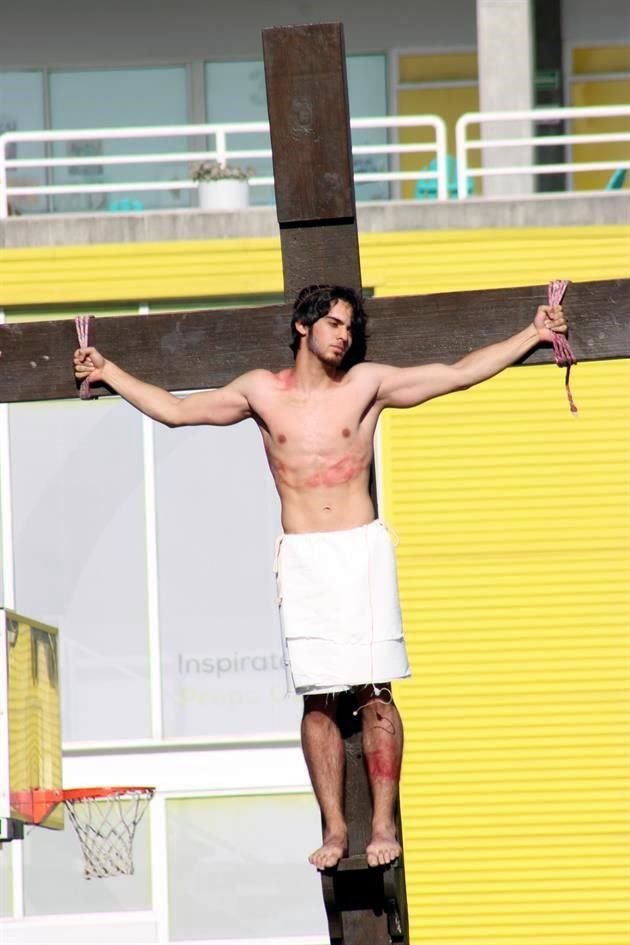 Santiago Luján Hinojosa interpretó a Jesús en el Viacrucis de la Prepa UDEM San Pedro.