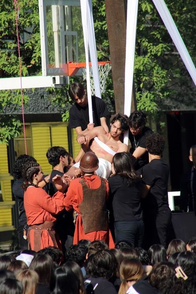 Santiago Luján Hinojosa interpreta a Jesús en el Viacrucis de Prepa UDEM San Pedro, el 11 de abril.