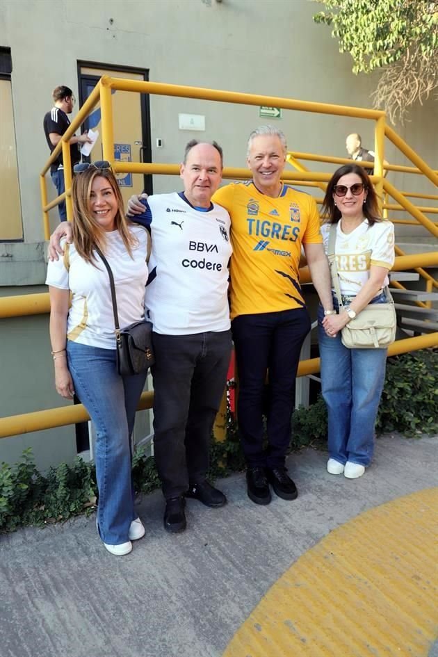 Tere Rojas de Villarreal, Óscar Villarreal,  Alicia Torres de Sanmiguel y Manuel Sanmiguel