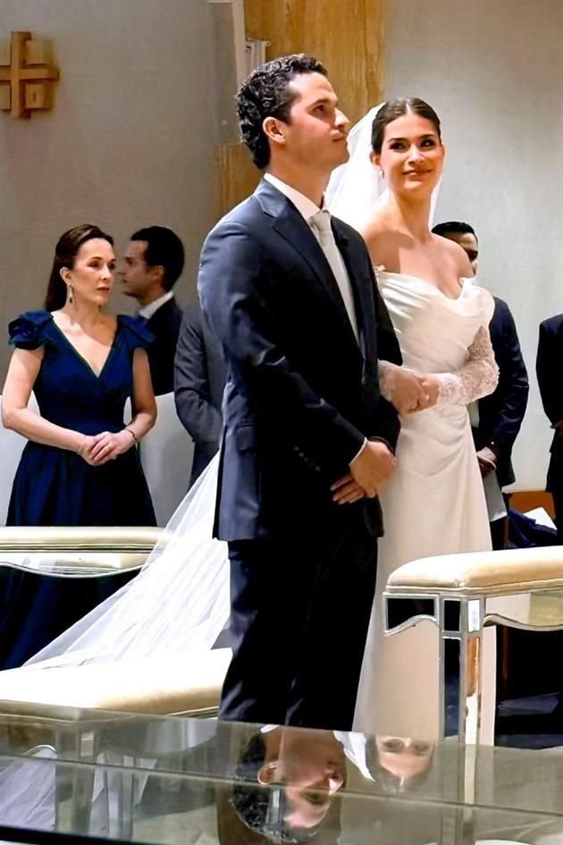 La pareja en el altar y en la parte posterior, Ninfa López de Jaime, mamá de la novia