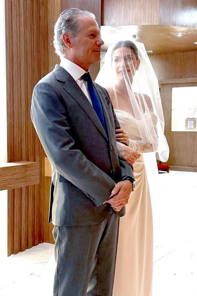 LA NOVIA ENTRA A LA IGLESIA DEL BRAZO DE SU PAPÁ. Bernardo Jaime Coindreau