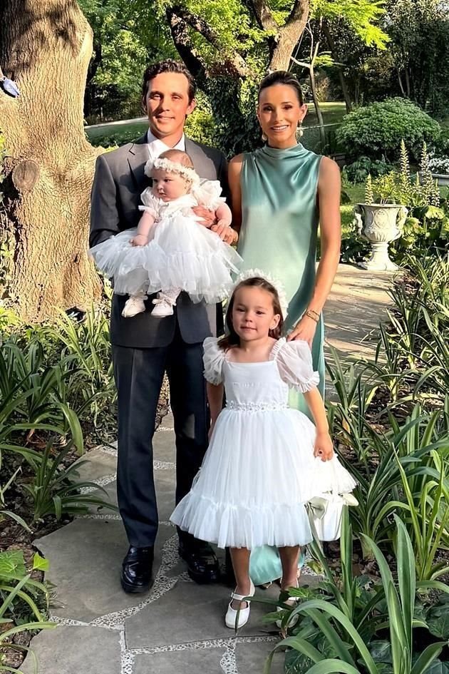 FAMILIA DEL NOVIO. Efrén Romero y Karen Odriozola de Romero con sus hijas, Pía y Valentina Romero