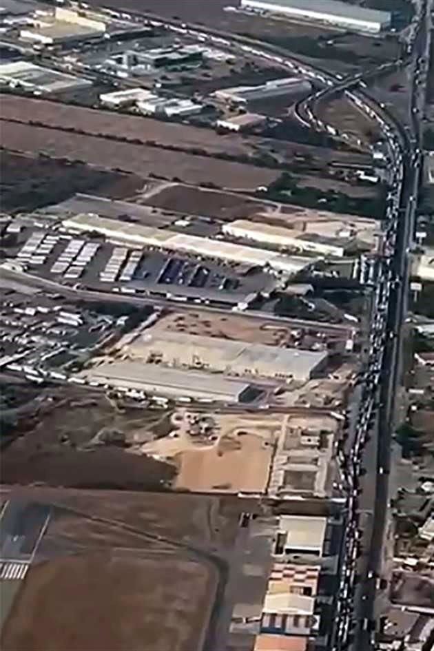 Cada día, la fila de más de ocho kilómetros de largo se forma en la Autopista, entrada al Libramiento, en los límites de Escobedo y Apodaca.