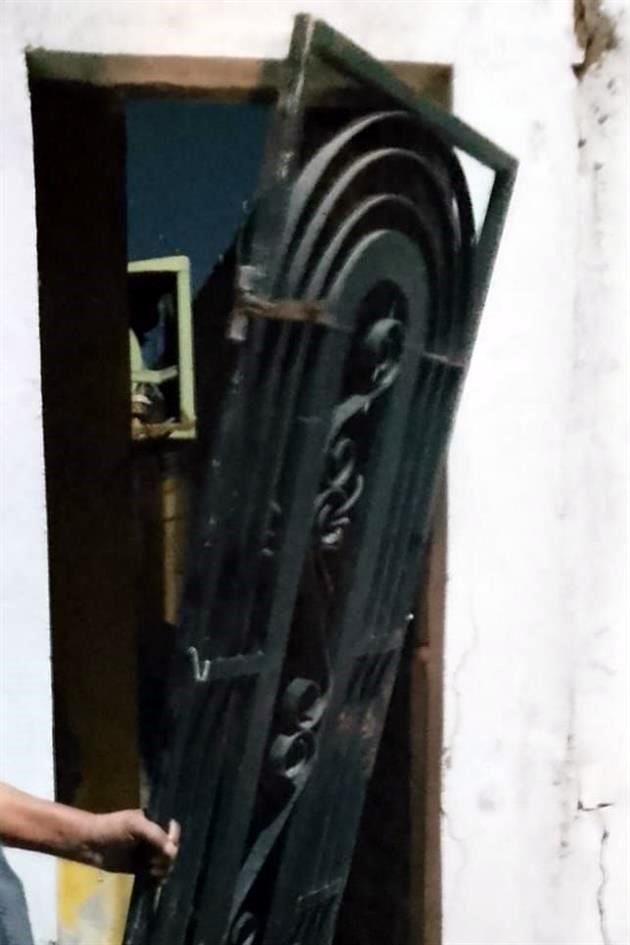 El rapero forzó un barandal para entrar, y destrozó una ventana y la puerta de la cocina.