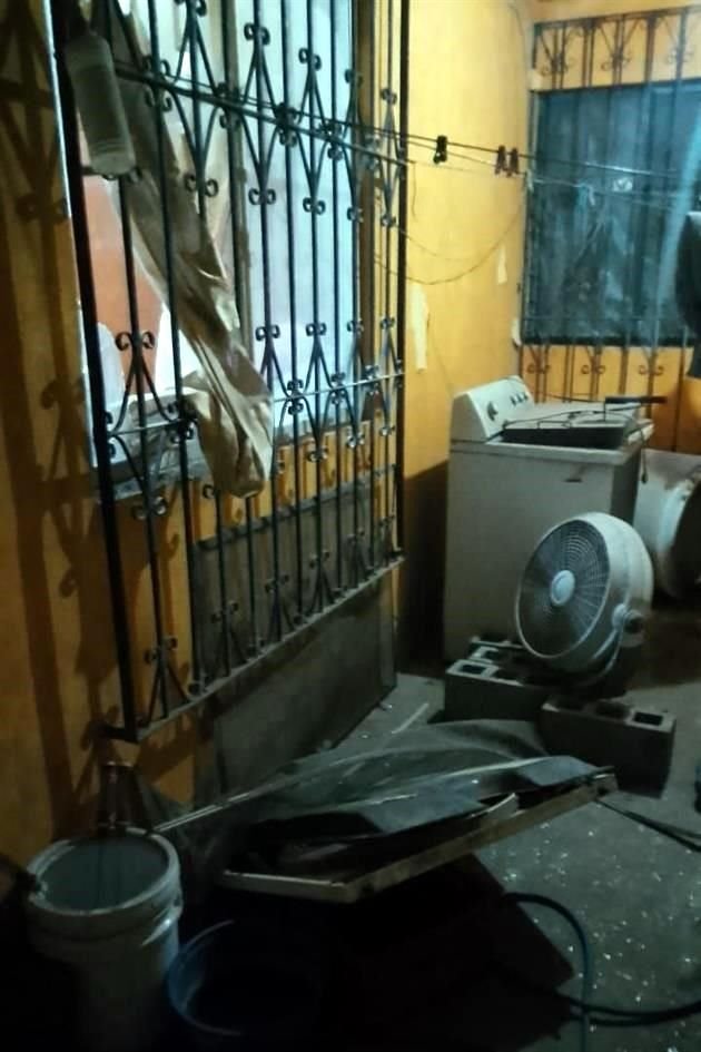 Al encender la luz, vieron al hombre aparentemente intoxicado, que cantando rap exigía que le regresaran a sus hijos.