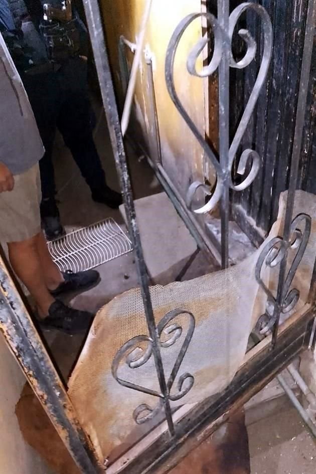 La pareja le pidió que saliera de casa, pero no hizo caso y llamaron al 911.
