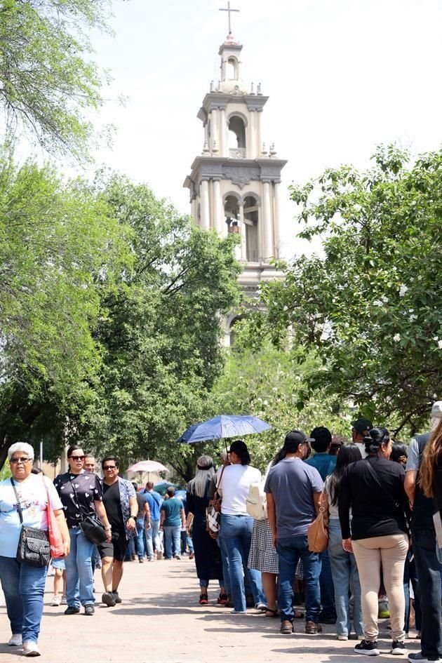 Fieles esperan su ingreso frente a la Parroquia del Sagrado Corazón.