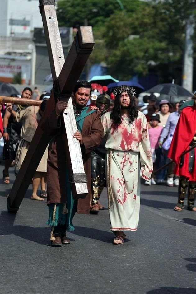 En el personaje del cirineo, Miguel, padre de Jaziel, ayudó también a cargar la Cruz.