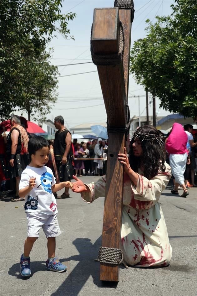 Óscar, un niño de tres años, caminó por varios minutos alrededor de la Cruz.