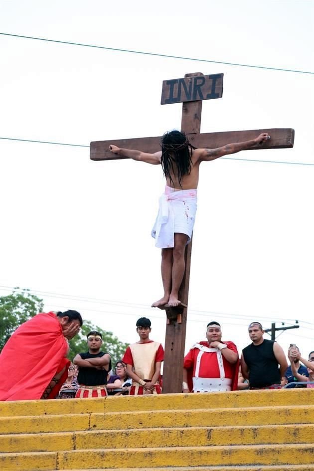 El viacrucis tuvo una duración de unos 90 minutos, desde la puesta del sol hasta el anochecer.
