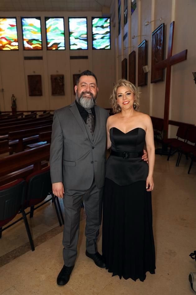 Yenell Almaguer y Connie González de Almaguer