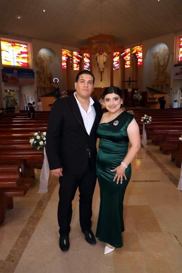 Juan de la Cruz y Vanessa Fabela
