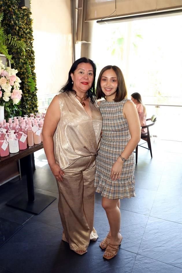 Susana Tienda de Leal y Karla Leal