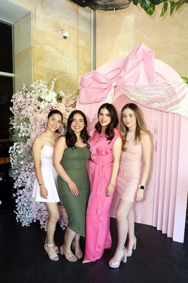 Camila García, Andrea Benavides, Telma Benavides y Regina García