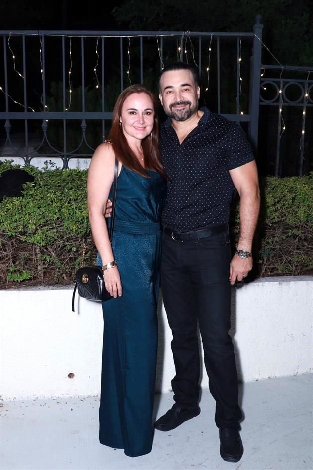 Vicky Cantú de Garza y  Salvador Garza