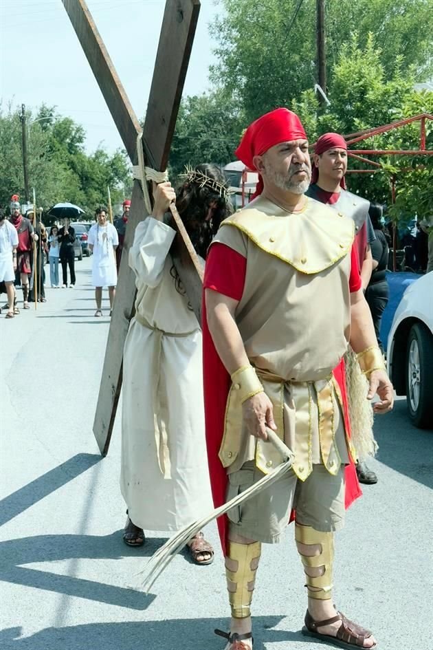 Feligreses de la Parroquia Santa Cruz asistieron al Viacrucis.
