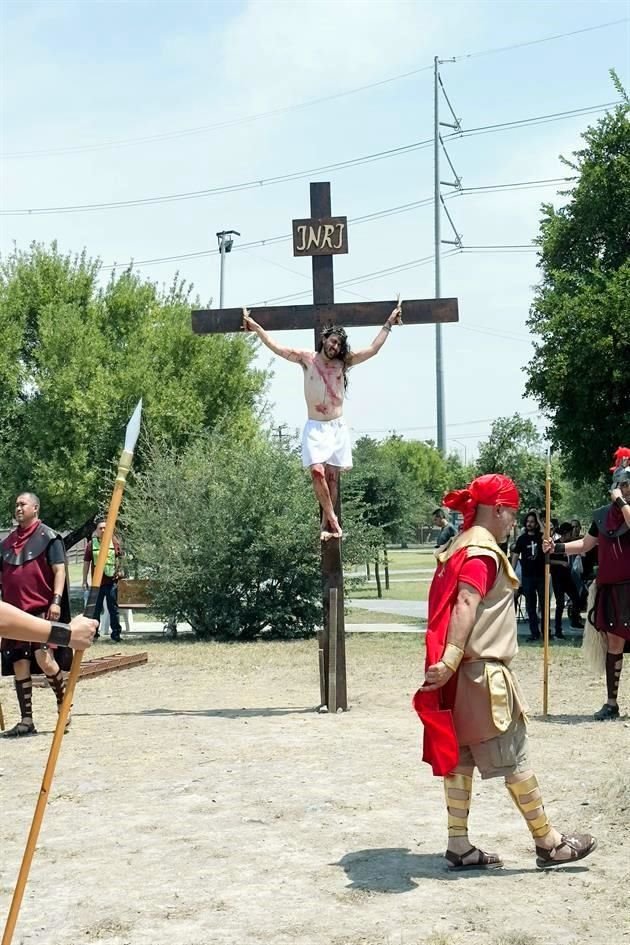 Feligreses de la Parroquia Santa Cruz asistieron al Viacrucis.
