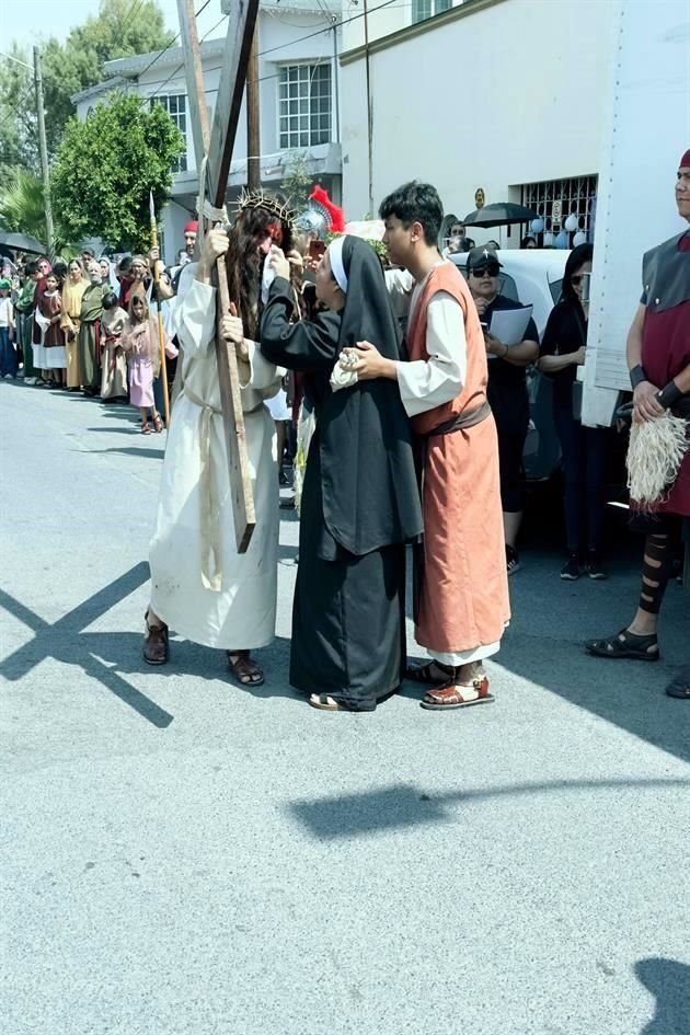 Feligreses de la Parroquia Santa Cruz asistieron al Viacrucis.