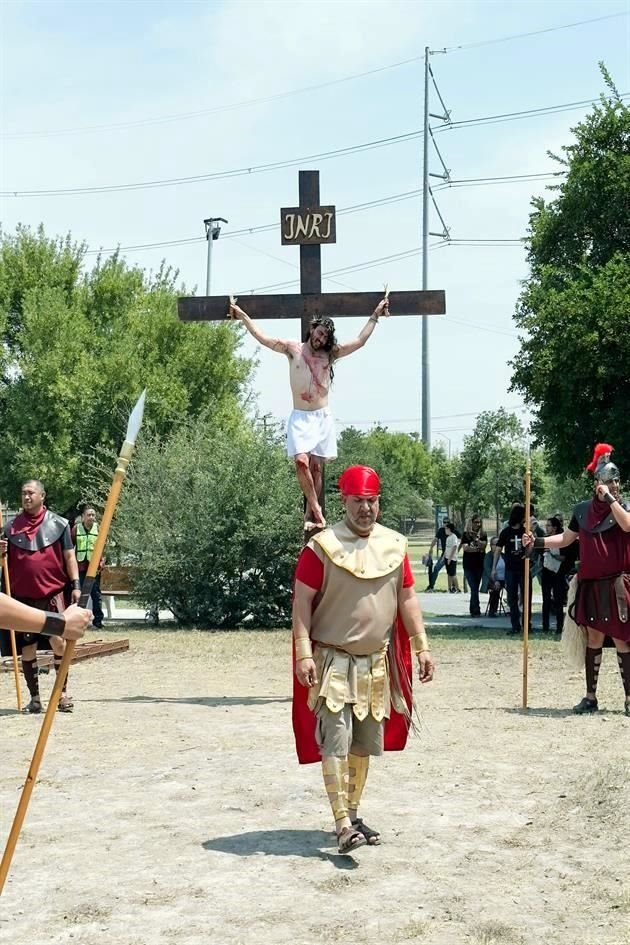 Feligreses de la Parroquia Santa Cruz asistieron al Viacrucis.