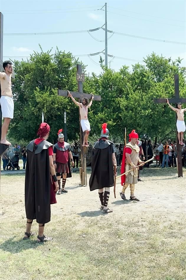 Feligreses de la Parroquia Santa Cruz asistieron al Viacrucis.
