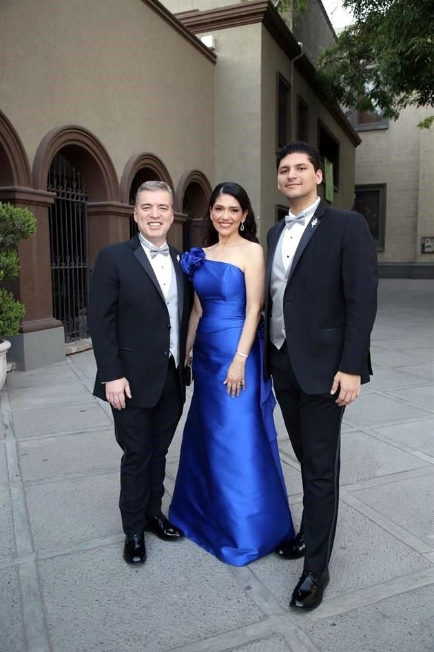 Eduardo Varela Uvalle, Liliana Santillana de Varela y Eduardo Varela Santillana
