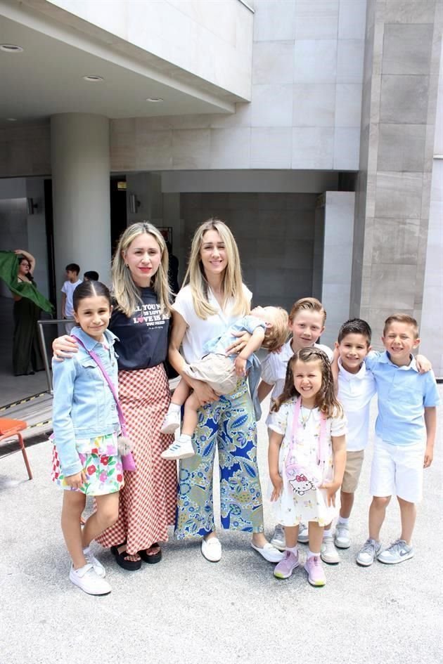 Pilar Terrazas y Carmen Terrazas junto a Orlando, Jerónimo, David, María Julia, María José e Isaac