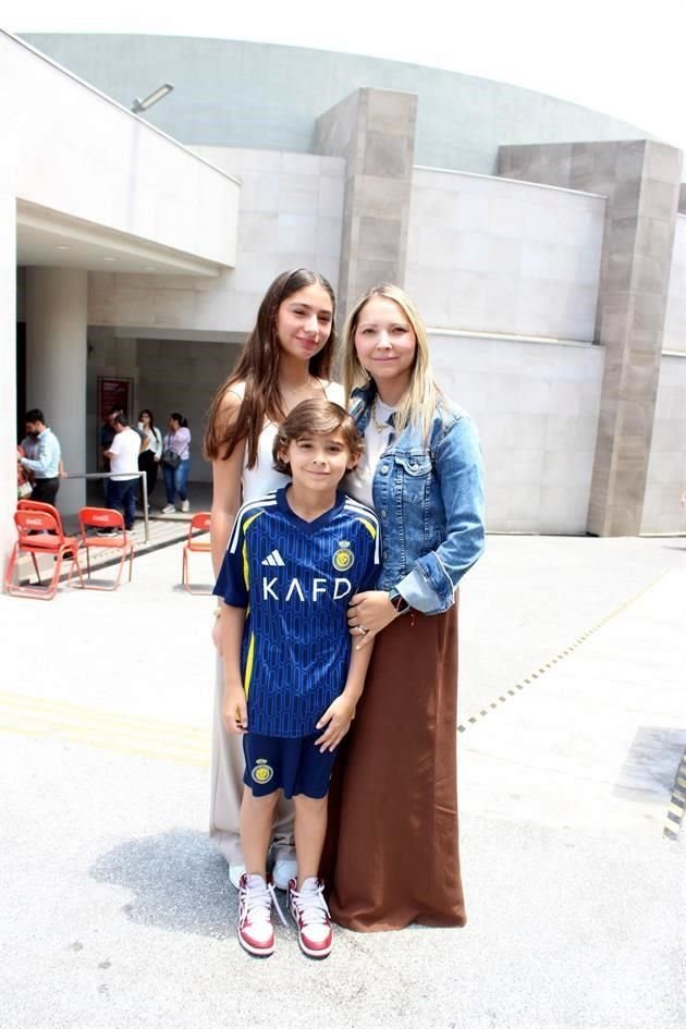 Valentina Gámez, Nancy Botello y Gerardo Gámez