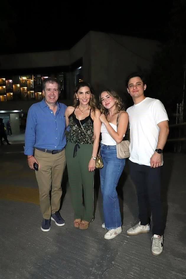 Héctor Morales, Ludy González de Morales, Mariana Morales y José Ramón Poo