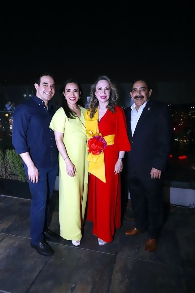 Jorge Ocampo, Sonia Ocampo de Morales y Sonia Garza de Ocampo con el cumpleañero