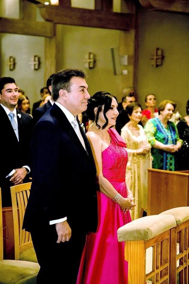PAPÁS DEL NOVIO. Fernando González Rocha y Patricia Zambrano de González