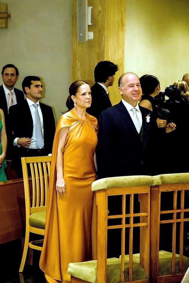 PAPÁS DE LA NOVIA. Beatriz Jürgensen de Cantú y Guillermo Cantú