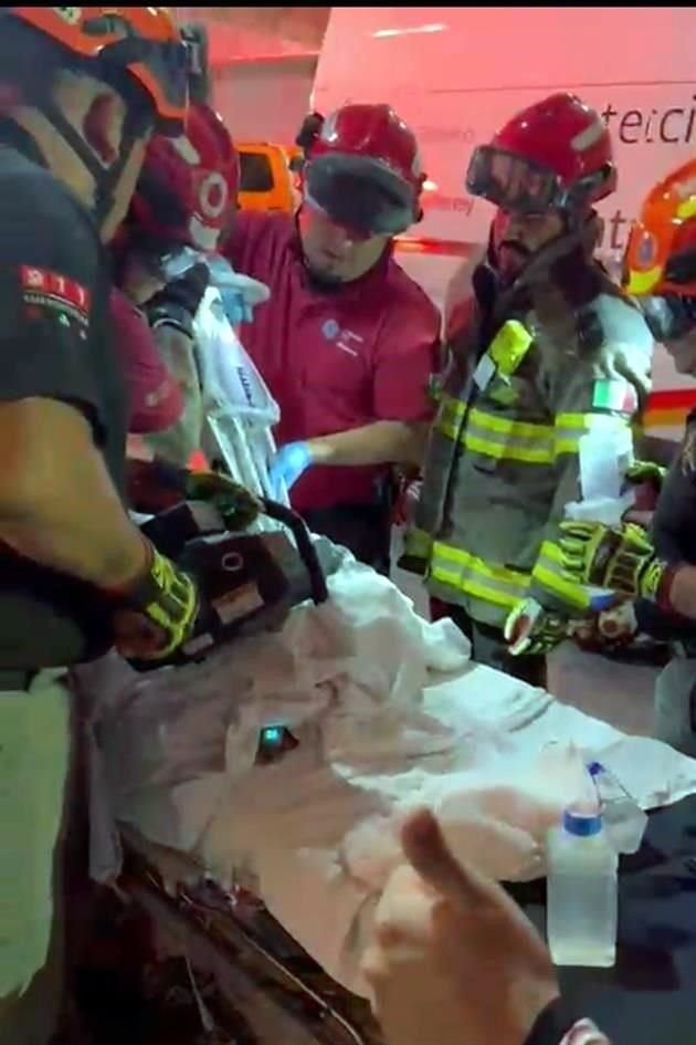 Al no tener el equipo especializado para retirar la pieza de metal, los médicos solicitaron el auxilio, pero debido a lo pesado del equipo, el menor fue sacado en una camilla hasta la rampa.