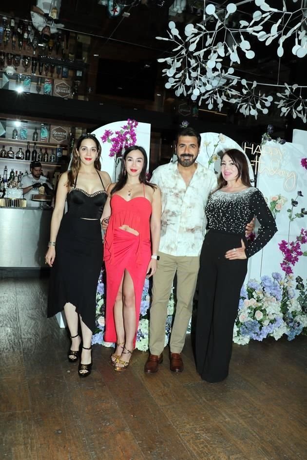 Brenda Niño, Stephanie Niño, Jesús Ortiz y Edith Garza