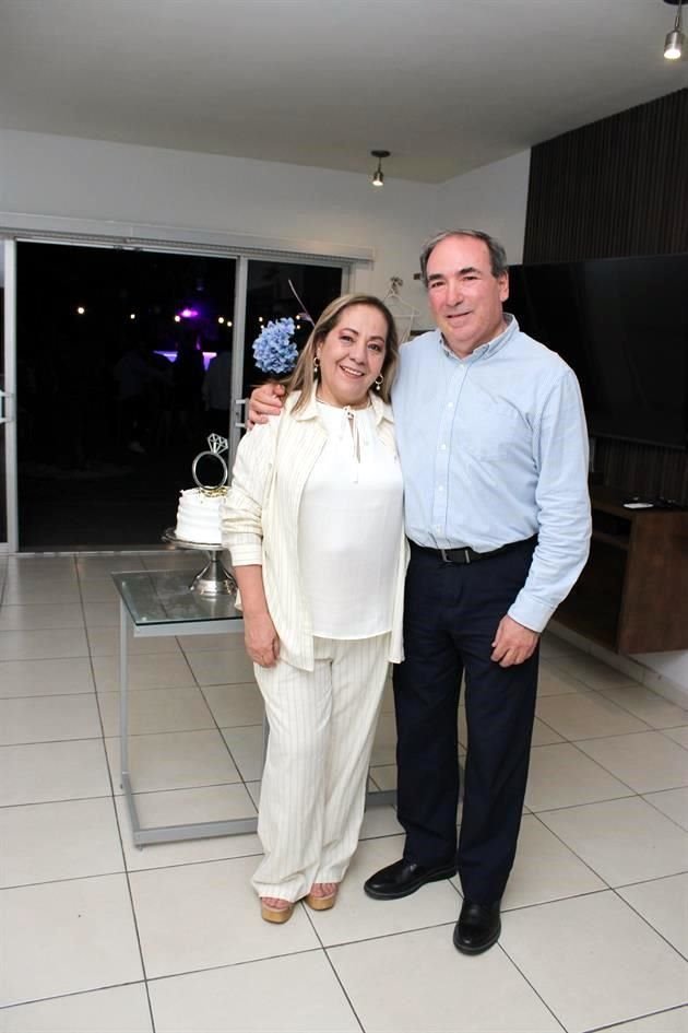 Liz Araújo de Vela y Luis Vela Martínez