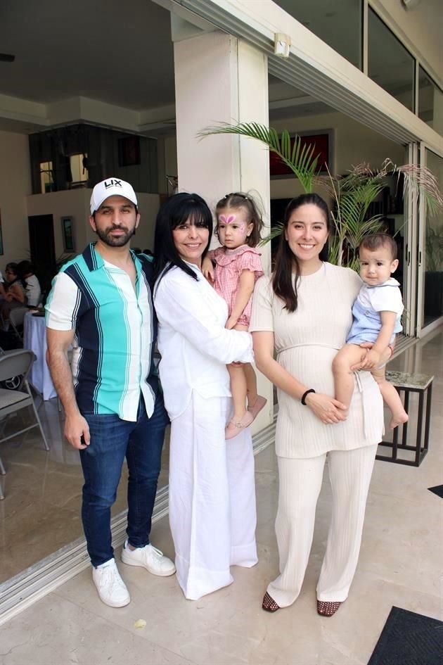 Jimmy Elizondo, Magdalena Morales de Elizondo, Catalina Audelo Elizondo, Santiago Audelo Elizondo y Marian Elizondo Morales