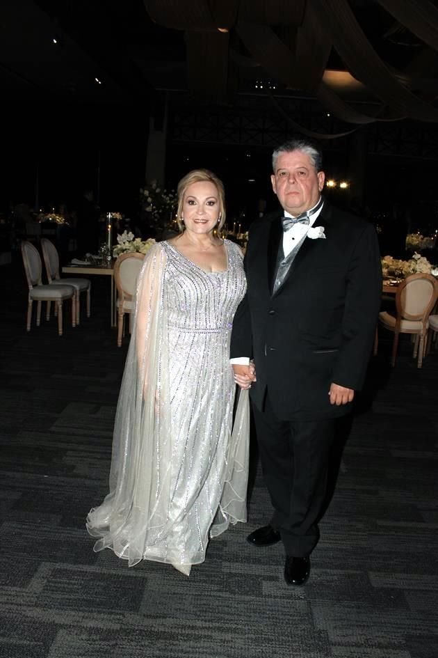 Papás de la novia: Lourdes de Morales y Benito Morales