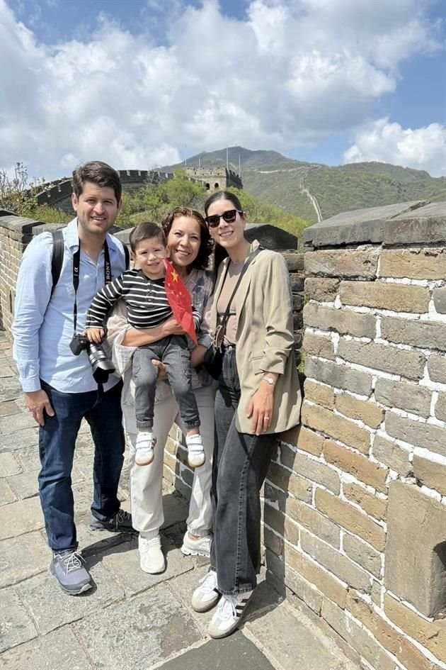 Manuel Treviño, Lore Holguin, Natalia Ramos y Manuel Treviño en la Gran Muralla China, China