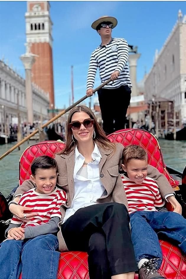 VENECIA. Carla Maycotte con sus hijos