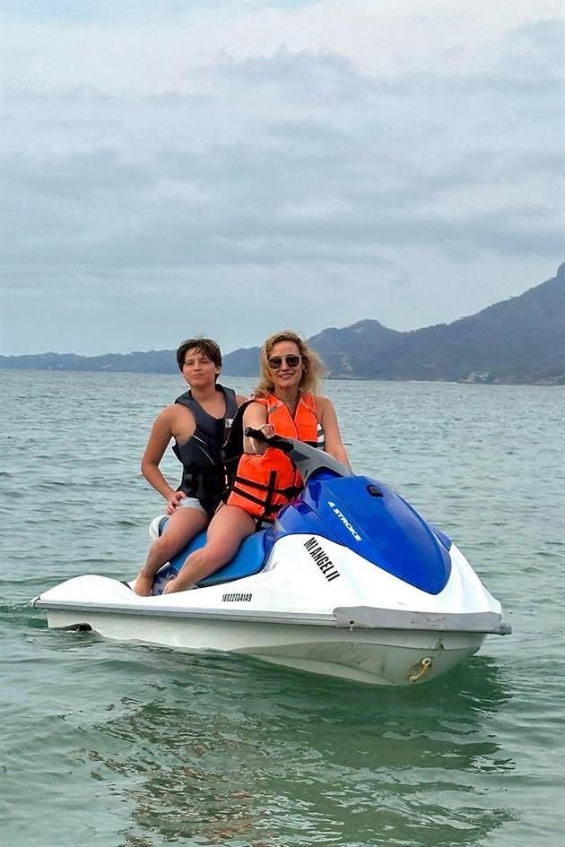 PUNTA MITA. Cata Garza con su hijo Alberto Santos Garza