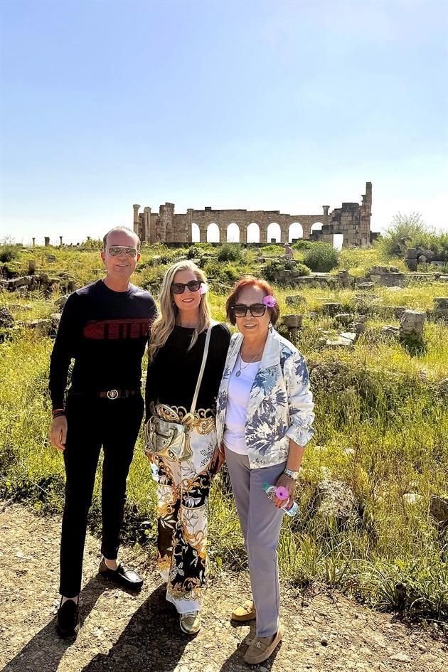 MARRUECOS. Rafael Alanís Cantú, Vicky Alanís de Bringas y Vicky Cantú en la antigua ciudad de Volubilis